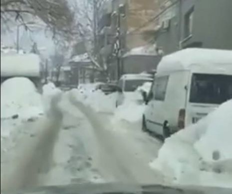 Cum se circulă pe MARILE BULEVARDE din Bucureşti. TRAFICUL DIN ZONA VASILE LASCĂR se desfăşoară pe un SINGUR SENS! Mormane de zăpadă pe TROTUARE