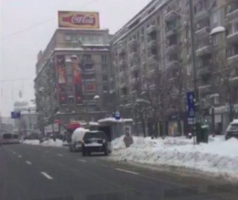 Cum se circulă pe marile bulevarde din Capitală. Munți de zăpadă murdară au fost mutați de pe stradă pe trotuar în centrul Bucureștiului / VIDEO