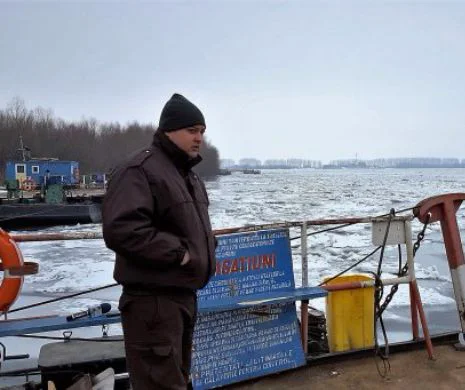 Dunărea înghețată paralizează traficul fluvial. Zeci de barje și bacul de la Călărași-Ostrov așteaptă dezghețul