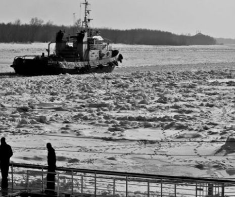 Gerul blochează localităţi ale Dunării. Remorcherul “Mamaia 2“ sparge gheaţa ca să ajungă la oameni