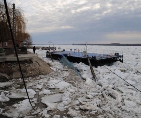 GHEAŢA a închis TRAFICUL FLUVIAL pe Dunăre şi blochează porturile. Sate IZOLATE de ZĂPADĂ. Situaţia drumurilor