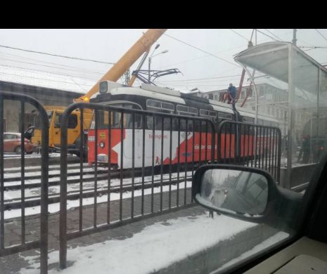 Iarnă la Timișoara. Un tramvai a deraiat din cauza șinelor ÎNGHEȚATE bocnă