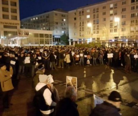 IAŞI: Circa 1.000 de  oameni protestează în Piața Unirii împotriva legii grațierii