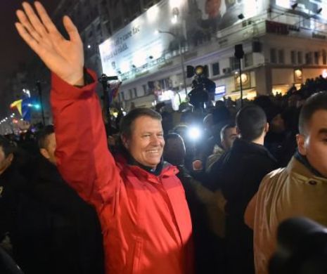 Klaus Iohannis, un președinte care iese în stradă după fiecare club care arde