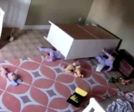 Momentul in care un dulap se prabuseste peste doi copii in timp ce se jucau in camera lor. Ce s-a intamplat la final cu cei doi frati. VIDEO