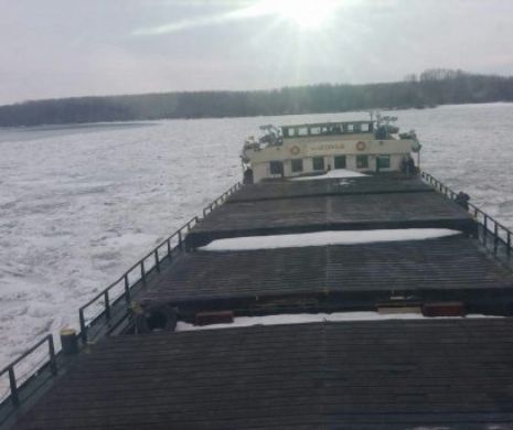 OPERAŢIUNE SPECTACULOASĂ pe Dunăre. Elicopter al MAI a dus alimente şi apă echipajului unei barje BLOCATĂ în sloiuri de gheaţă