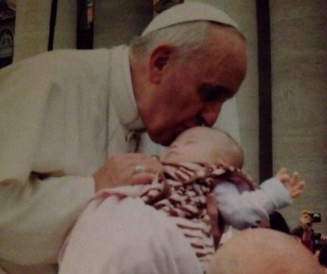 Papa Francisc surprinde din nou cu un mesaj pentru mamele care alăptează