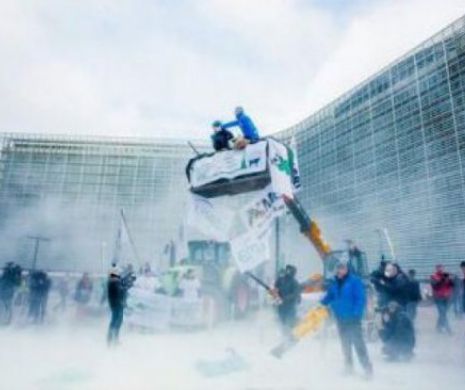 PROTEST cu LAPTE PRAF în fața Consiliului european de la Bruxelles