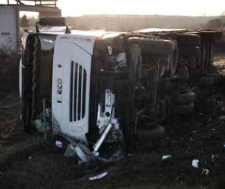 Un șofer de tir român beat a blocat o autostradă în Italia după ce s-a răsturnat