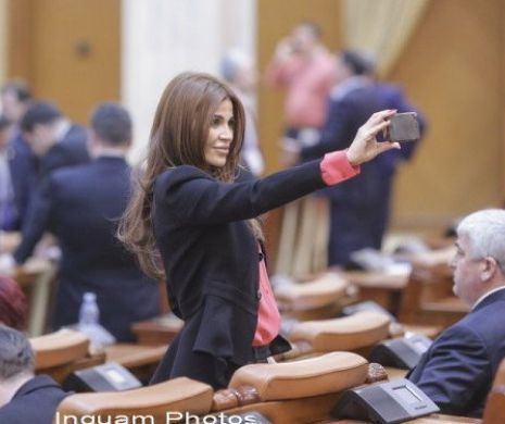 Cine este deputata care si-a facut selfie cu protestul din Parlament. Dosarul pe care il are in instanta