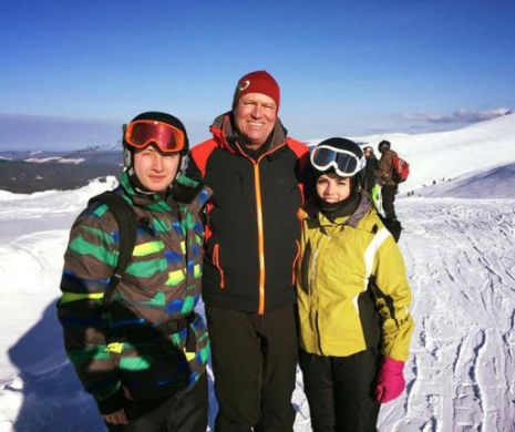 Cine este tânărul care s-a fotografiat alături de Klaus Iohannis la schi. ACUZAȚII USTURĂTOARE pentru președinte