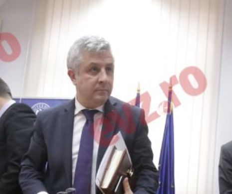 CIRC ÎN PARLAMENTUL ROMÂNIEI. Ministrul Justiţiei a plecat din conferinţa de presă după ce a FOST "ATACAT" CU PANCARTE