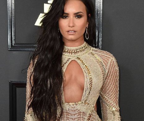 Demi Lovato, FĂRĂ LENJERIE INTIMĂ la Premiile Grammy! Artista a arătat tot – foto