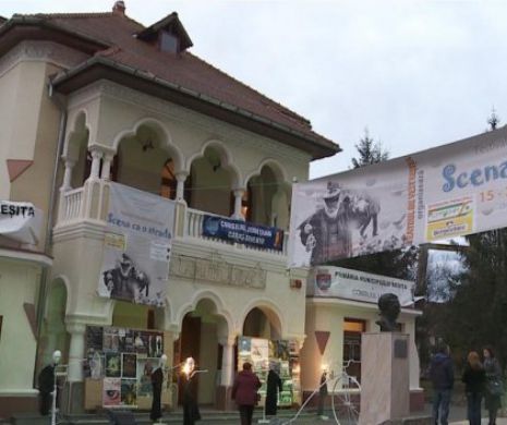 FESTIVAL DE TEATRU, inspirat din PROTESTELE ROMÂNILOR. “Scena ca o stradă” a atras la Reşiţa peste 600 de actori şi regizori