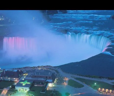 Imagine absolut UNICĂ! Cascada Niagara, "ÎMBRĂCATĂ"  în culorile României | FOTO