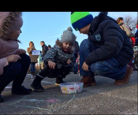 La Protestul mămicilor din Constanța jandarmii "au fraternizat" cu copiii