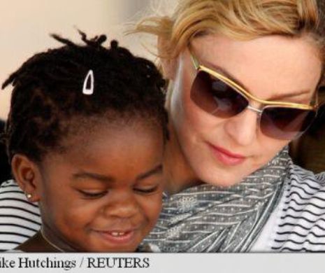 Madonna a deveni mamă oficial pentru gemenii din Malawi-Africa