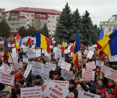 Miting pro-Guvern în Târgovişte, 7.000 de participanţi: “Ghinion, am ieşit şi noi” / “N-am primim nici bani, nici vin, am venit ca să #susţin”, “Şi eu #rezist, frate”