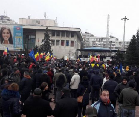 Mitingul de la Pitești pro PSD a adunat 6000 de oameni. Cei prezenți au făcut hora unirii