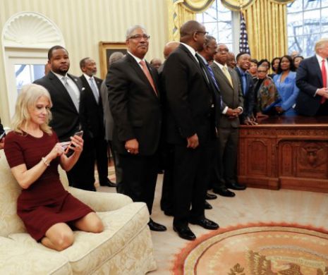 Momente stranii cu consiliera blondă a lui Donald Trump cocoţată pe canapeaua prezidenţială din Biroul Oval