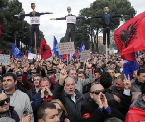 O altă țară fostă comunistă se ridică împotriva politicienilor corupți. PROTESTELE sunt inspirate de cele din ROMÂNIA