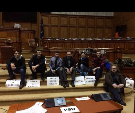 Parlamentarii USR și-a petrecut toată noaptea în sala de plen a Camerei Deputaților, în SEMN de PROTEST | VIDEO