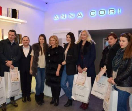 Premii de recunoştinţă oferite de fabrica de încălţăminte DENIS cu ocazia inaugurării celui de-al doilea magazin ANNA CORI din Braşov (P)