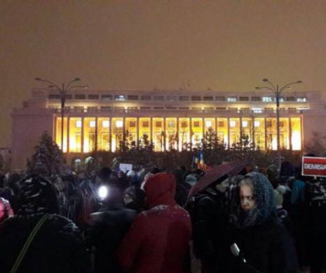 Proteste, ziua a 9-a. PANĂ DE CURENT la Guvern. Primele imagini cu protestatarii rămaşi în beznă – live text
