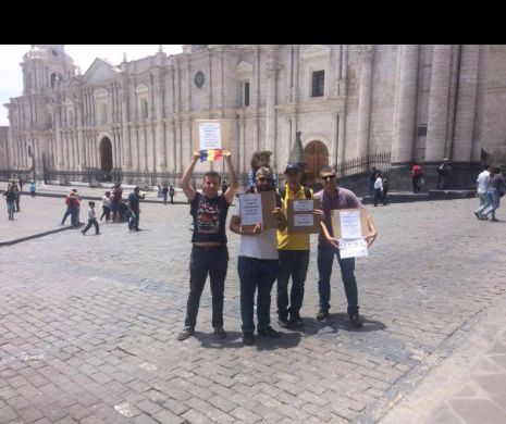 Românii din Peru protestează: "Jos cu PSD. Stârpiți comunismul și PSD din Guvern"