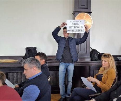 Sabrina Nedelcu, consilierul județean care i-a făcut PUTORI pe protestatari, “ținută în brațe” de PSD. A fost SANCȚIONATĂ  cu.. MUSTRARE