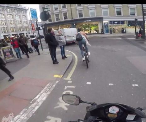 Scandal în trafic! Răzbunarea unei cicliste după ce a fost jignită - VIDEO
