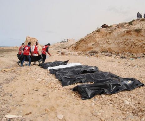 SCENĂ MACABRĂ. 74 de migranţi găsiţi morţi pe o plajă libiană