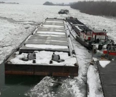 Situaţie disperată pe Dunăre. Un uriaş pod de gheaţă ar putea scufunda zeci de nave şi barje. Transportatorii navali ameninţă statul care a intervenit cu întârziere