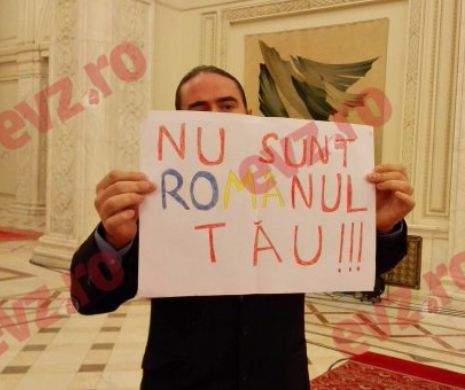 Un deputat PSD i-a arătat lui Klaus Iohannis afişul "Your DNA is corrupt"