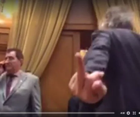 VIDEO INCENDIAR - Senatorul PSD Liviu-Tit Brăiloiu arată degetul mijlociu în timpul discursului lui Klaus Iohannis