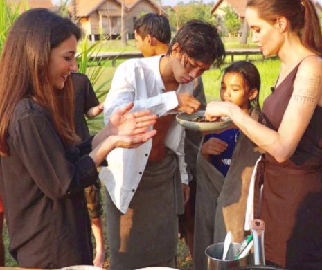 Video ȘOCANT: Angelina Jolie gătește o delicatesă cu GÂNDACI și TARANTULE