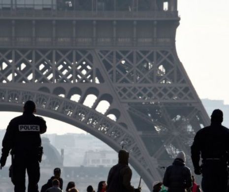 Ziduri de STICLĂ anti-glonț în jurul Turnului Eiffel, pentru a-l apăra de TERORIȘTI