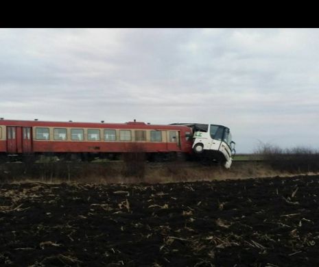 Accident CUMPLIT. Un autocar a fost IZBIT ÎN PLIN  de un tren I GALERIE FOTO