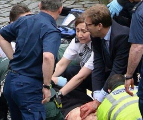 Acoperit de sange, a fost fotografiat in timp ce resuscita o victima a atacului din Londra. Cine e britanicul considerat erou