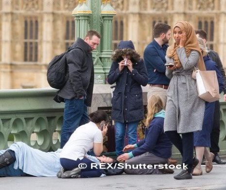 Adevarata poveste a femeii musulmane care trece "indiferenta" pe langa victime ale atacului terorist din Londra. FOTO