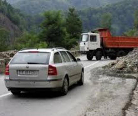 ALERTĂ pentru şoferi! Drum naţional spre Braşov, închis din cauza ALUNECĂRILOR DE TEREN