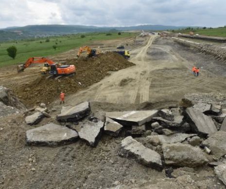 Autostrada Sibiu-Oraștie riscă să fie înghițită de pământ. Dealurile au luat-o la vale