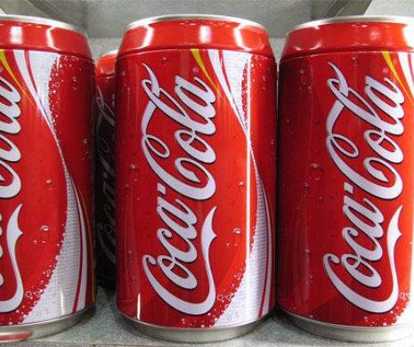 Coca Cola a oprit productia si a chemat politia. Ce a gasit in dozele de suc