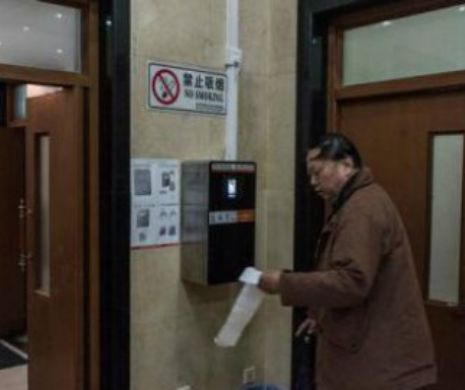 Criză de hârtie igienică în China! Toaletele publice vor avea aparate de scanare facială
