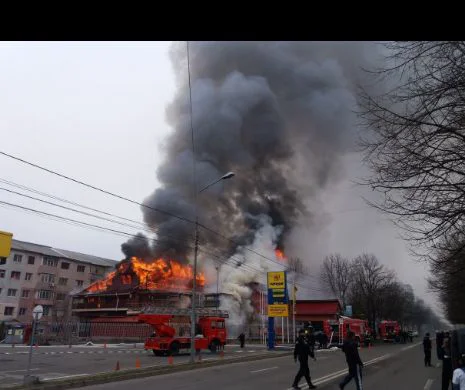 Dezastru TOTAL în urma incendiului din Focșani. 37 de apartamente, AVARIATE. Proprietarii au fost EVACUAȚI