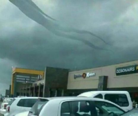 "E o manifestare a lui Dumnezeu". Silueta bizara aparuta pe cer, deasupra unui mall, care a inspaimantat internetul. FOTO