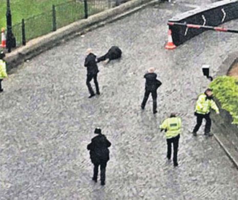 IMAGINI dramatice cu lichidarea atacatorului din LONDRA. Forțele de intervenție trag asupra lui, în timp ce polițistul-erou se prăbușește sub lovitura mortală de cuțit