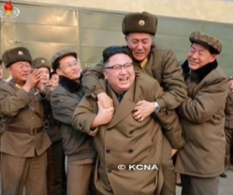 Imagini șocante cu liderul Coreei de Nord! Kim Jong-un cară în spate un soldat