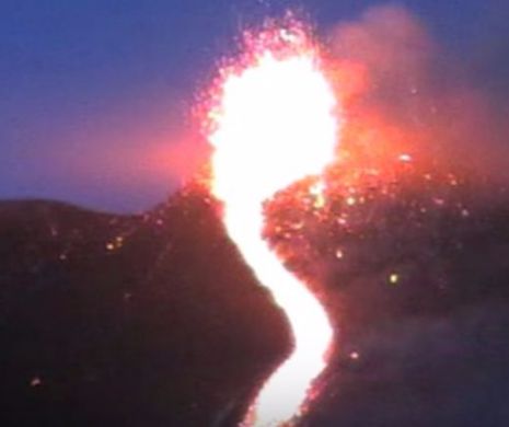 Imagini SPECTACULOASE. Vulcanul Etna a erupt de trei ori în trei săptămâni - VIDEO
