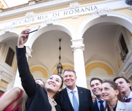 Iohannis îşi face SELFIE la ROMA!
